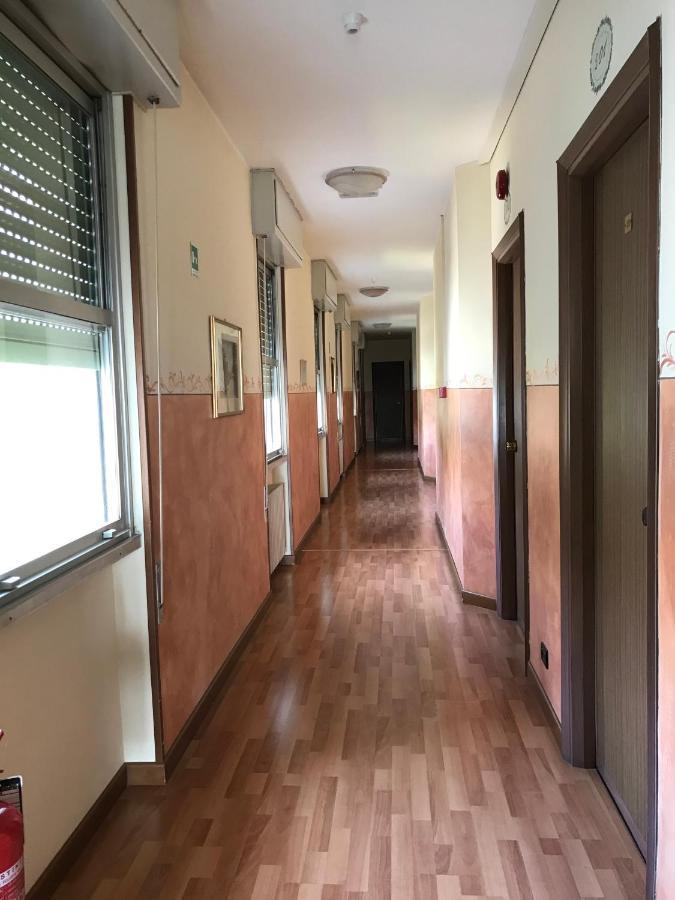 Albergo Villa Angela Toscolano Maderno Exteriör bild