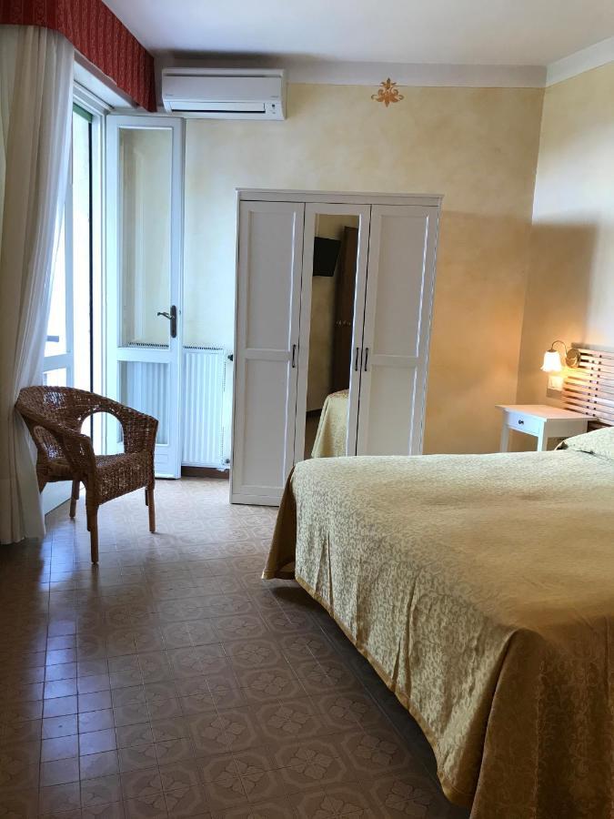 Albergo Villa Angela Toscolano Maderno Exteriör bild