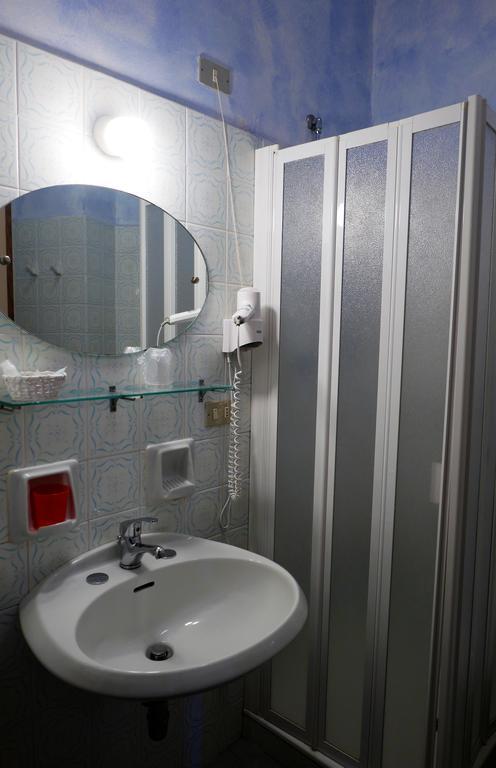 Albergo Villa Angela Toscolano Maderno Exteriör bild